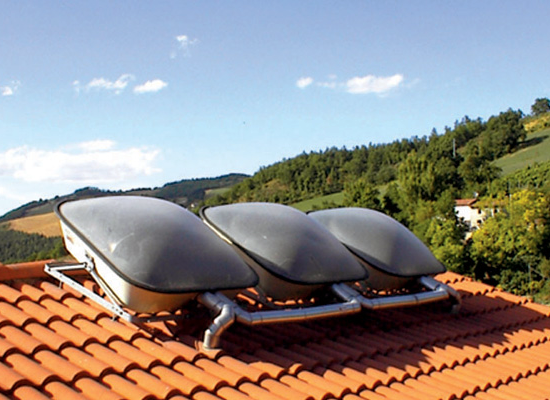 Compact ηλιακοί θερμοσίφωνες εγκατεστημένοι σε οροφή κατοικίας
