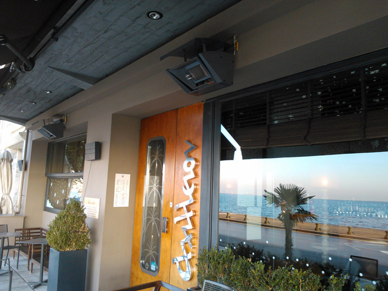Θέρμανση εξωτερικού χώρου στο καφέ Αχίλλειον στην Λ. Νίκης στην παραλία της Θεσσαλονίκης